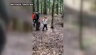 Niño perdido en el bosque bebió nieve y dejó huellas de barro para sobrevivir