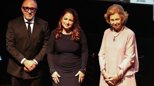 Gloria y Emilio Estefan reciben un premio la reina Sofía de España