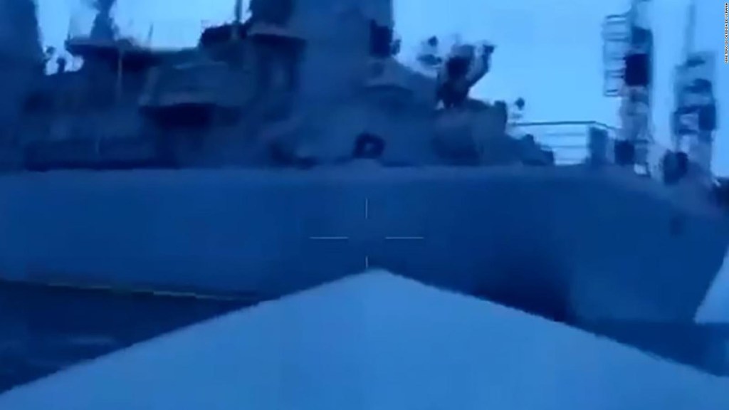 Video muestra un buque ruso impactado por embarcación no tripulada