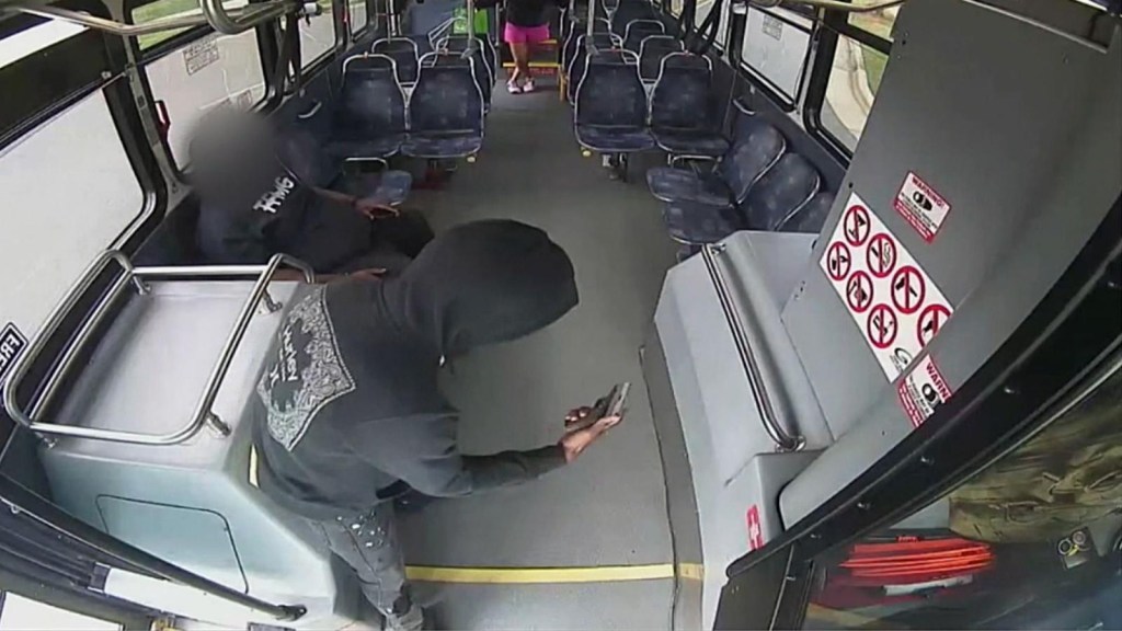 Conductor y pasajero se enfrentan a tiros en un autobús