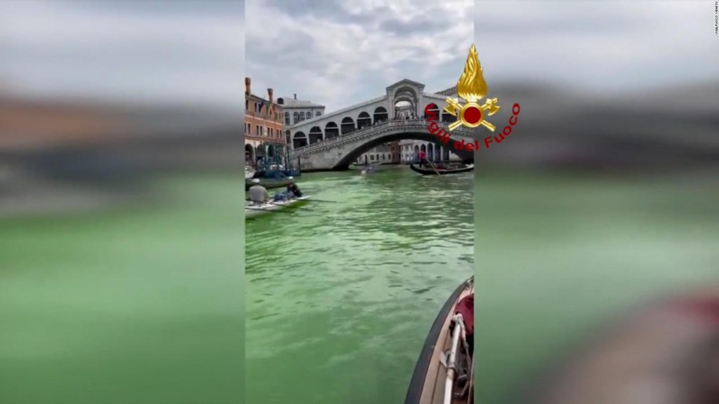 Misteriosa agua verde fluye en los canales de Venecia