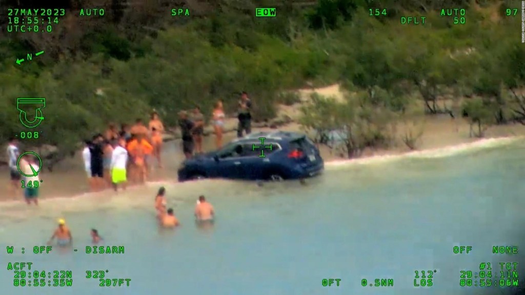 Conductora termina con su automóvil dentro del mar en una playa en la Florida