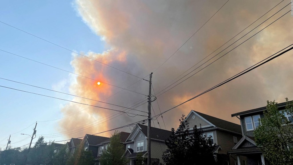 Así intenta escapar una familia de un incendio forestal en Canadá