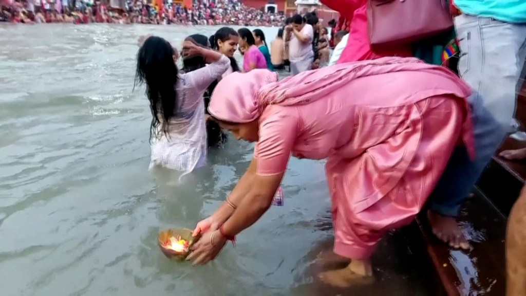 Hindúes celebran con baño sagrado en el río Ganges