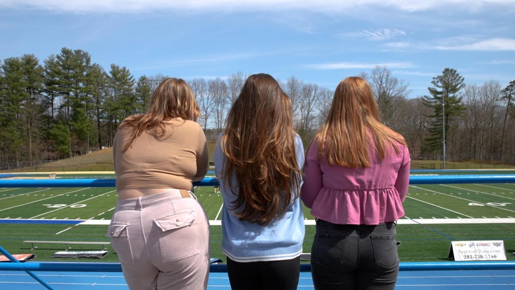 Sobrevivientes del tiroteo de Sandy Hook se gradúan