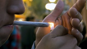 Denuncia a su vecino por el olor que dejaba al fumar marihuana