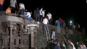 Colisión de trenes en la India deja más de 200 muertos