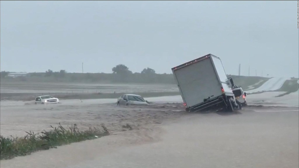 Caos en una importante autopista de Texas tras impactante inundación