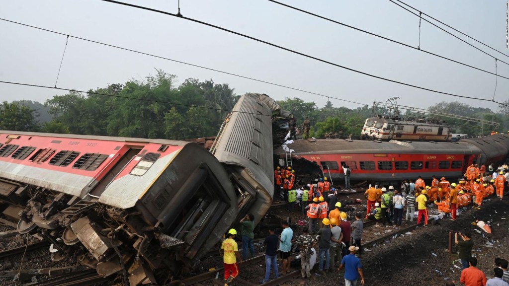 Más de 280 personas mueren en accidente de tren en India