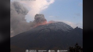 Volcán Popocatepetl arroja material incandescente