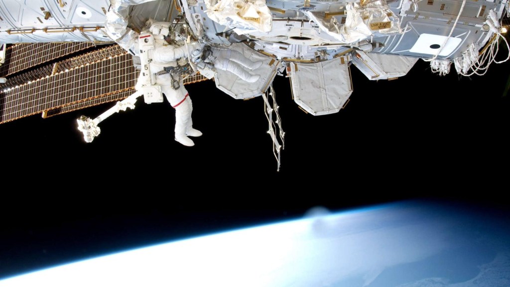 Astronautas instalan nuevos paneles solares en la EEI
