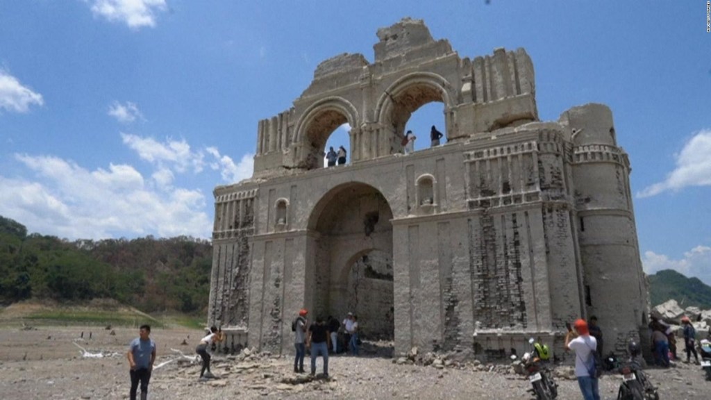 Iglesia emerge del agua tras intensa sequía y ola de calor en México