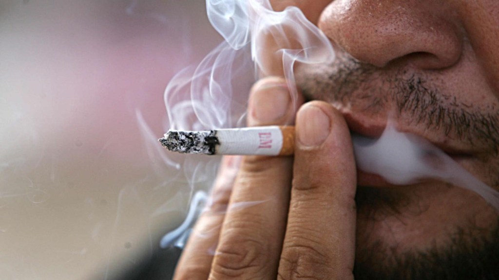 Los motivos por lo que los estadounidenses fuman mucho menos