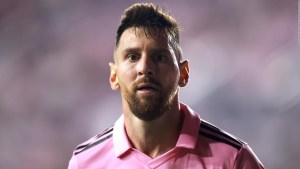 Messi sale del partido del Inter de Miami por aparente lesión