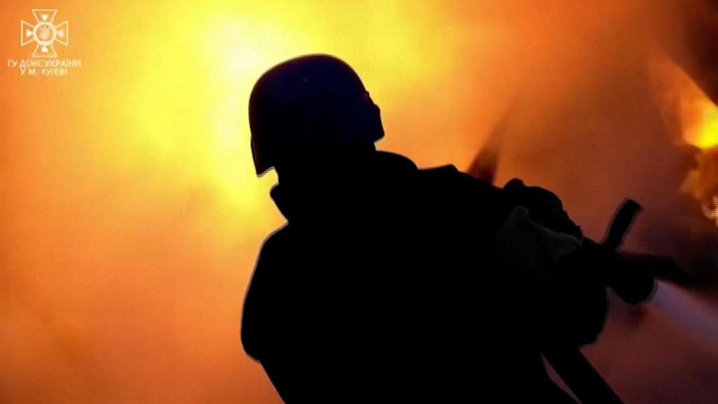 Bomberos ucranianos combaten los incendios tras bombardeos en Kyiv